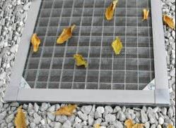 Lichtschachtabdeckung mit Edelstahl Gewebe - die einfache und preiswerte Lösung um den Kellerrost vor eindringenden Kleintiere zu schützen Insektenschutz für den Lichtschacht / Kellerschacht mit trittfestem Edelstahl Gewebe - so bleiben Laub, Insekten, Frösche und Mäuse einfach draußen